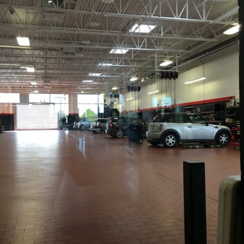Niello MINI - Another view of the shop floor... Keep an eye on your baby! - Car Dealers Near Me - Sacramento, California