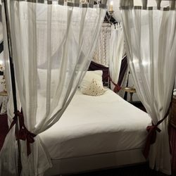 Hôtel le Marechal - Beautifully decorated room.  Terrible climb to get up here, and had a view of the parking lot.