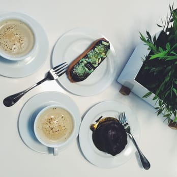 Flo Paris - THAT PISTACHIO ECLAIR THOOOO - Bakeries Near Me - Houston, Texas