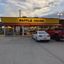 Waffle House - Monday morning at the Waffle House