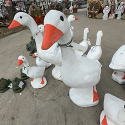 Maryville Feed & Home-Garden Center- Pet & Gift Store - Porch geese!