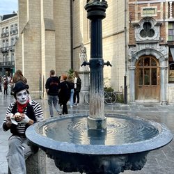 Église Saint-Nicolas - Love the mime enjoying his waffle here!