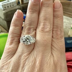 Elba Jewelry Design Center - Center Diamond with 2 half moons on each side symbolizes my 2 kids and my marriage in the center.