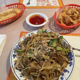 Complimentary fried noodles and bread with sweet sauce