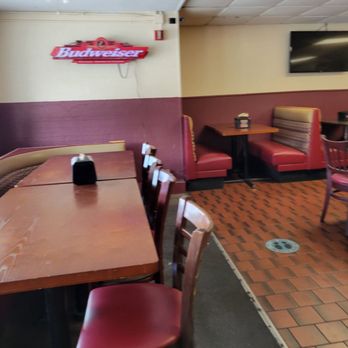 Elm Street Pizza - tables and booths - Pizza Near Me - Woonsocket, Rhode Island