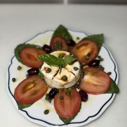 Miceli's - "Antipasto Caprese Salad"
Créamy Burrata Mozzarella,Roma Tomato, Basil, Olive oil and Balsamic Vinegar.