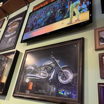 Quaker Steak & Lube - American Near Me - York, Pennsylvania