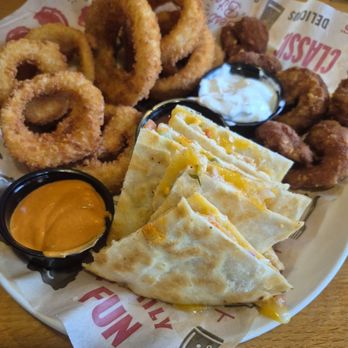 Applebee's Grill + Bar - Appetizer sampler Onions rings Quesidilla Shrimp - Burgers Near Me - Towson, Maryland Applebee's Grill + Bar - Appetizer sampler Onions rings Quesidilla Shrimp - Burgers Near Me - Towson, Maryland