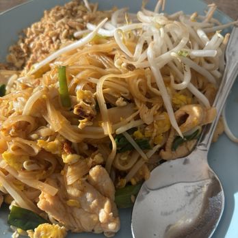 White Elephant - Pad Thai with chicken - Thai Near Me - San Diego, California White Elephant - Pad Thai with chicken - Thai Near Me - San Diego, California