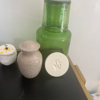 Mobile Pet Cremations - Pet Cremation urn and clay paw momento - Pet Cremation Services Near Me Mobile Pet Cremations - Pet Cremation urn and clay paw momento - Pet Cremation Services Near Me