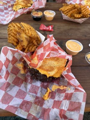 Lo's Burgers by null