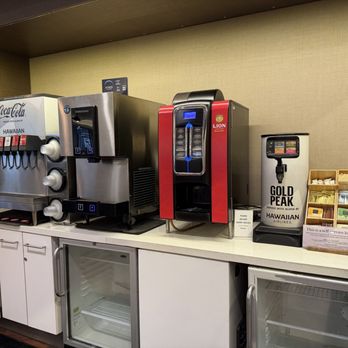 The Plumeria Lounge - Drinks - Airport Lounges Near Me - Honolulu, Hawaii