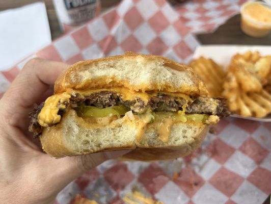 Lo's Burgers by null