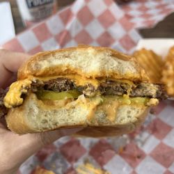 LO'S BURGER