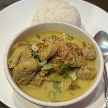 Irving Perilla - Com Ga Ca Ri (Curry Chicken Rice Plate) - Vietnamese Near Me - San Francisco, California Irving Perilla - Com Ga Ca Ri (Curry Chicken Rice Plate) - Vietnamese Near Me - San Francisco, California