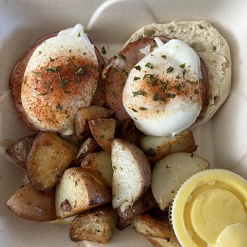 Sweet E's Cafe - Traditional eggs Benedict - Cafes Near Me - Honolulu, Hawaii