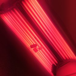 The Bronze Tanning - Red light bed