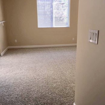 Distinctive Floor Coverings - Master bedroom with carpet - Flooring Near Me Distinctive Floor Coverings - Master bedroom with carpet - Flooring Near Me