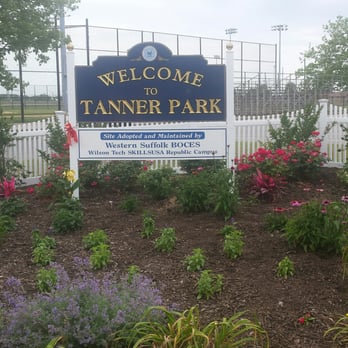 Tanner Park - Entrance to the park - Parks Near Me - Copiague , New York