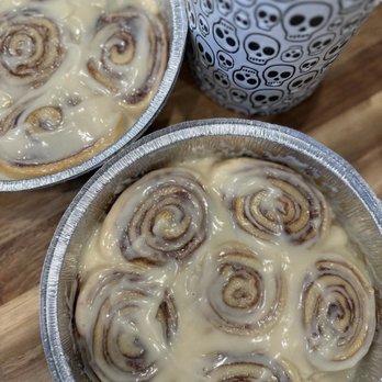 Swookiez - Cinnamon rolls with cream cheese frosting - Desserts Near Me Swookiez - Cinnamon rolls with cream cheese frosting - Desserts Near Me