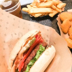 Schillinger's Swing Kitchen - Swing Burger, Peach Ice tea, Chicken Nuggets and fries!