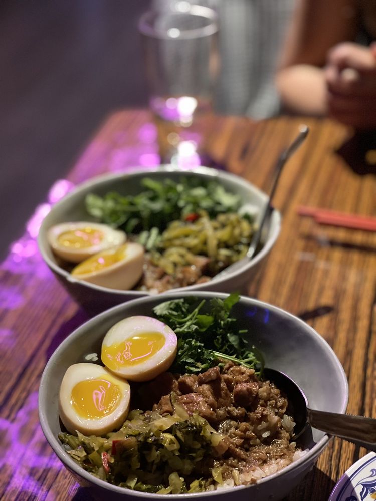 Social spots from 886