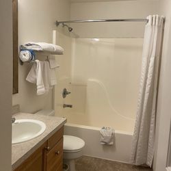 Alaska's Select Inn Motel - Bathroom
