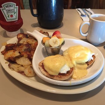 Village Cafe - Siesta Benedict - American Near Me - Siesta Key, Florida