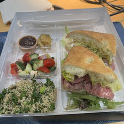 AvecPlaisirs Chefs Traiteurs - Roast beef on focaccia box lunch