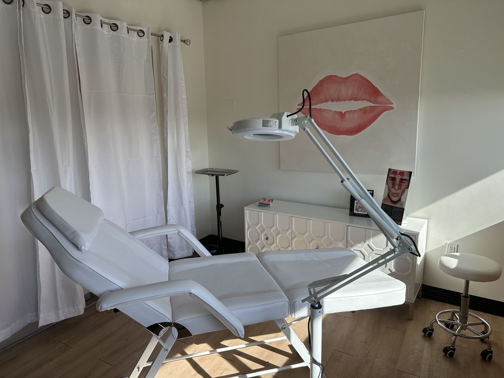Lakewood Beauty Clinic Logo