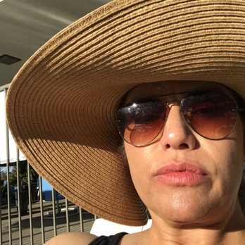Kings Inn San Diego - Big hat...a must...if a gal wants to stay looking her wrinkle-free best Love CA! - San Diego, CA