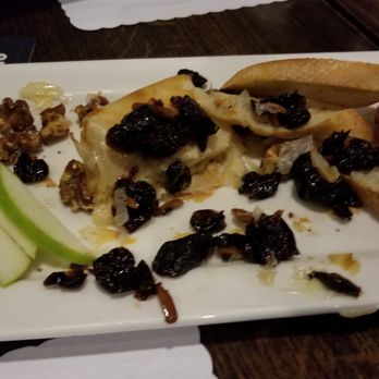 Stone Mad Pub - Baked brie - Pubs Near Me - Cleveland, Ohio
