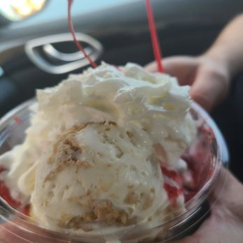 Bruster's Real Ice Cream - Strawberry shortcake with 2 scoops ice cream - Ice Cream & Frozen Yogurt Near Me - Cypress, California