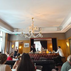 L'Avenue - Upstairs
