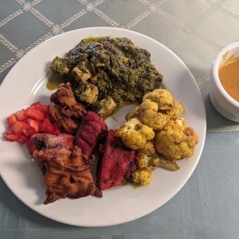 Tawa Tandoor Restaurant - Weekend buffet. Saag paneer, pakora, cauliflower Gobi, chicken masala, onion chutney, chicken Tikka - Desserts Near Me - Haverhill, Massachusetts