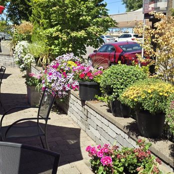 The Gallon House - Patio Flowers - Burgers Near Me - Silverton, Oregon