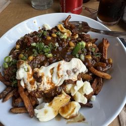 Louis' Pub - Chili poutine