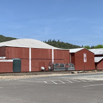 Del Rio Vineyards - The big red barn - Wine Tasting Room Near Me - Gold Hill, Oregon Del Rio Vineyards - The big red barn - Wine Tasting Room Near Me - Gold Hill, Oregon