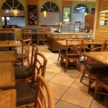 Pollo Tropical - Seating area - Fast Food Near Me - Miami, Florida