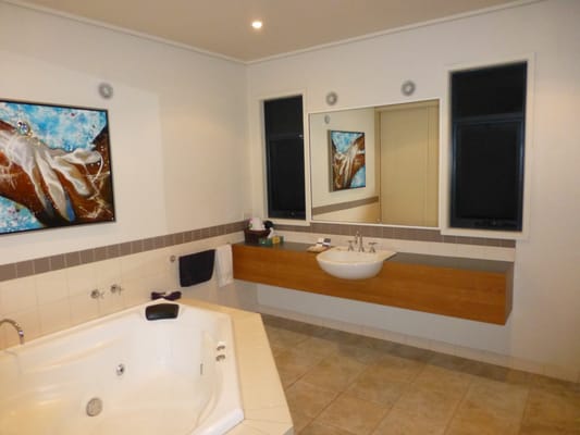 Aireys Inlet Getaway - Self Contained Villas with pool and tennis court by null