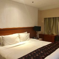 Eastwood Richmonde Hotel - King-sized bed (regular room without the living room - this wasn't a suite).