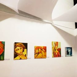 Artefactus Teatro del fin del mundo - En la Galería Artefactus: Mujeres que habito, de Alejandrina Silvera Guerra, con la curaduría de Nobarte.