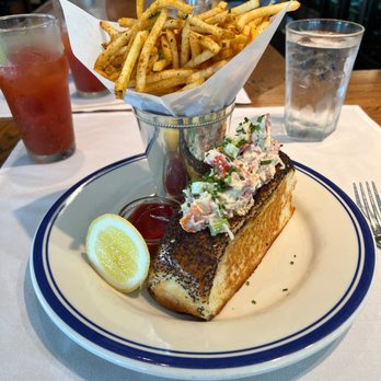 Hudson House - Gorgeous fresh lobsta roll - American Near Me - Dallas, Texas Hudson House - Gorgeous fresh lobsta roll - American Near Me - Dallas, Texas