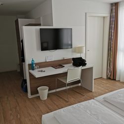 Weingut Domhof - Zimmer 103 mit TV und Garderobe