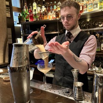 L'Antiquaire - Lloyd creating his magic - Cocktail Bars Near Me - Lyon, 69 L'Antiquaire - Lloyd creating his magic - Cocktail Bars Near Me - Lyon, 69