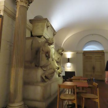 St. Paul's Cathedral - Cafe table and chairs next to a crypt marble statue. - Landmarks & Historical Buildings Near Me - London, XGL