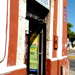 Farmacia El Oasis - por afuera, casi doy la vida por esta foto... jaja