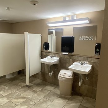 Navarre Towers - Pool bathroom, cleaned well - Vacation Rentals Near Me - Navarre, Florida Navarre Towers - Pool bathroom, cleaned well - Vacation Rentals Near Me - Navarre, Florida