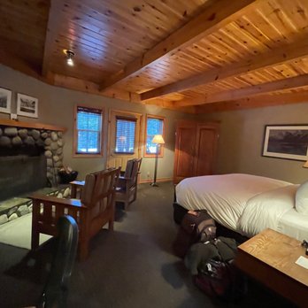 Buffalo Mountain Lodge - Room w a fireplace - Hotels Near Me - Banff, Alberta Buffalo Mountain Lodge - Room w a fireplace - Hotels Near Me - Banff, Alberta