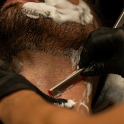 Galanz Gentlemen Spa - Beard sculpting and shave - Premium shave